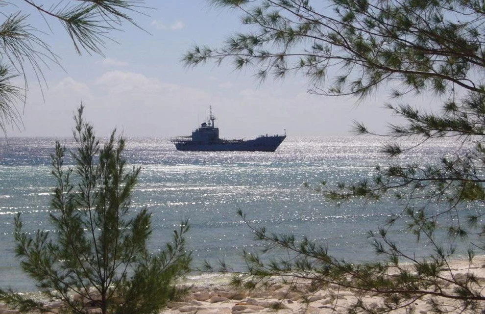 Le La Grandière au large de l'île d'Europa