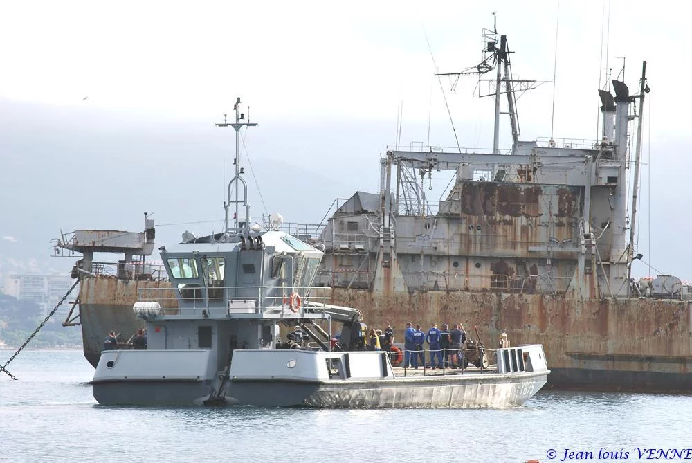 La coque de l’ex-Argens transférée à la base navale de Toulon