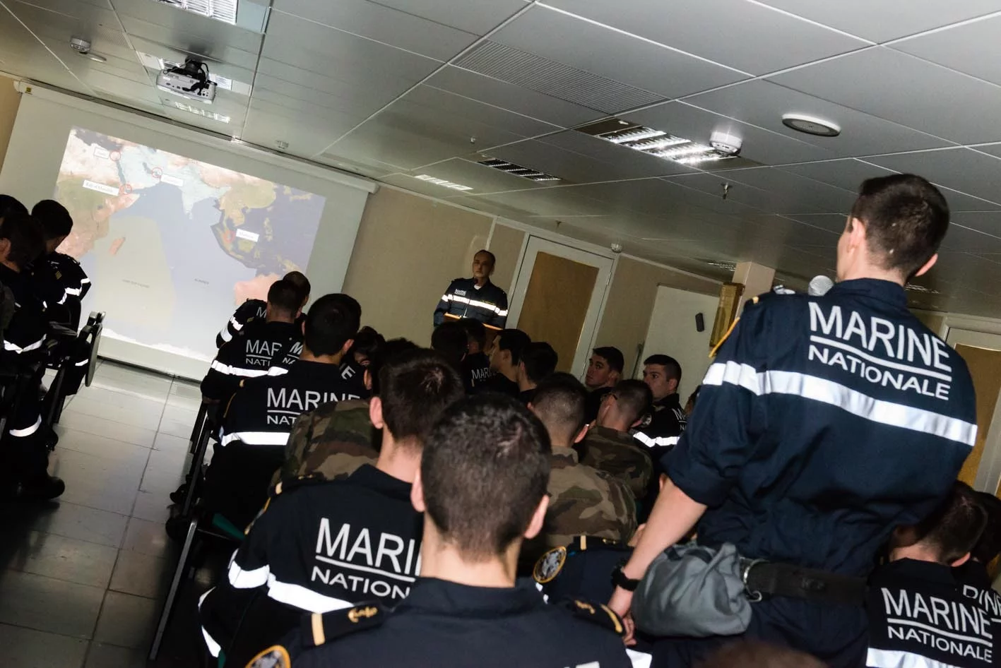 Le contre-amiral Didier Piaton répond aux questions des officiers-élèves