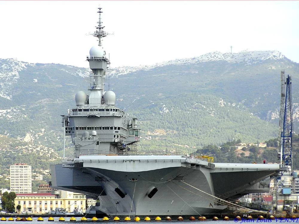 Le porte-avions Charles de Gaulle après son retournement