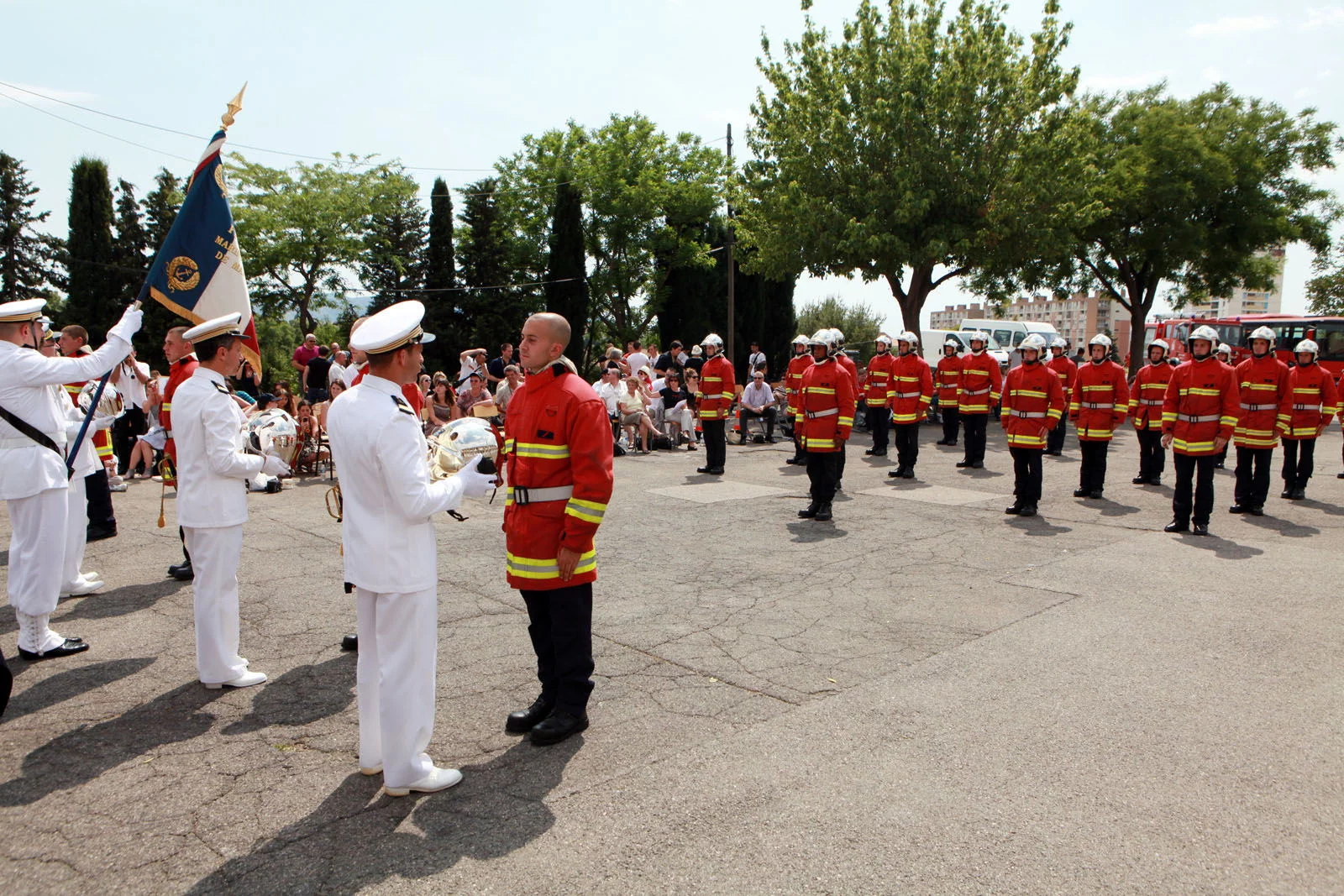 Remise de casques à 21 nouveaux marins-pompiers de Marseille