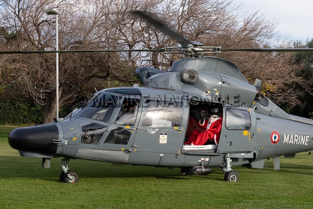 Le Père Noël arrive à bord d'un hélicoptère Dauphin de la Flotille 35F