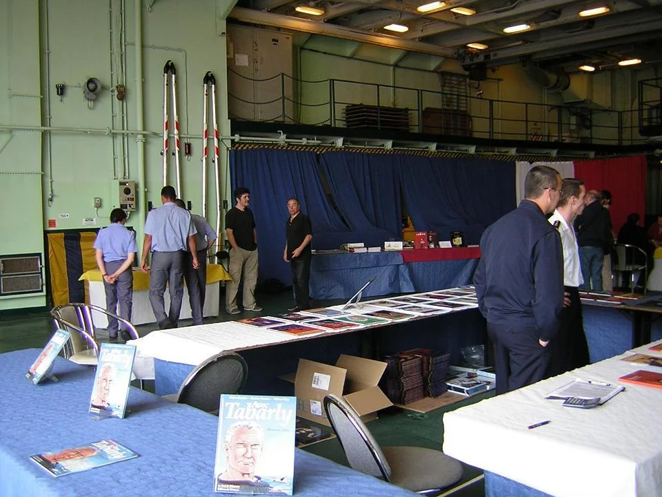 Vente de BD dans le hangar hélicoptères