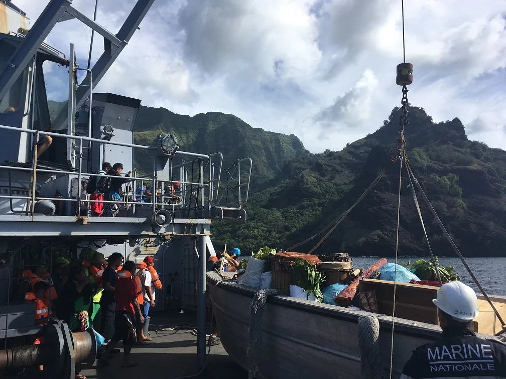 L'Arago transporte les délégations se rendant au festival des Marquises, sur l'île de Tahuata