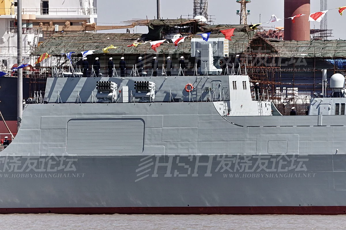 Admission au service du premier destroyer du Type 052D