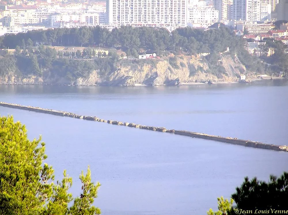 La jetée qui protège la rade de Toulon