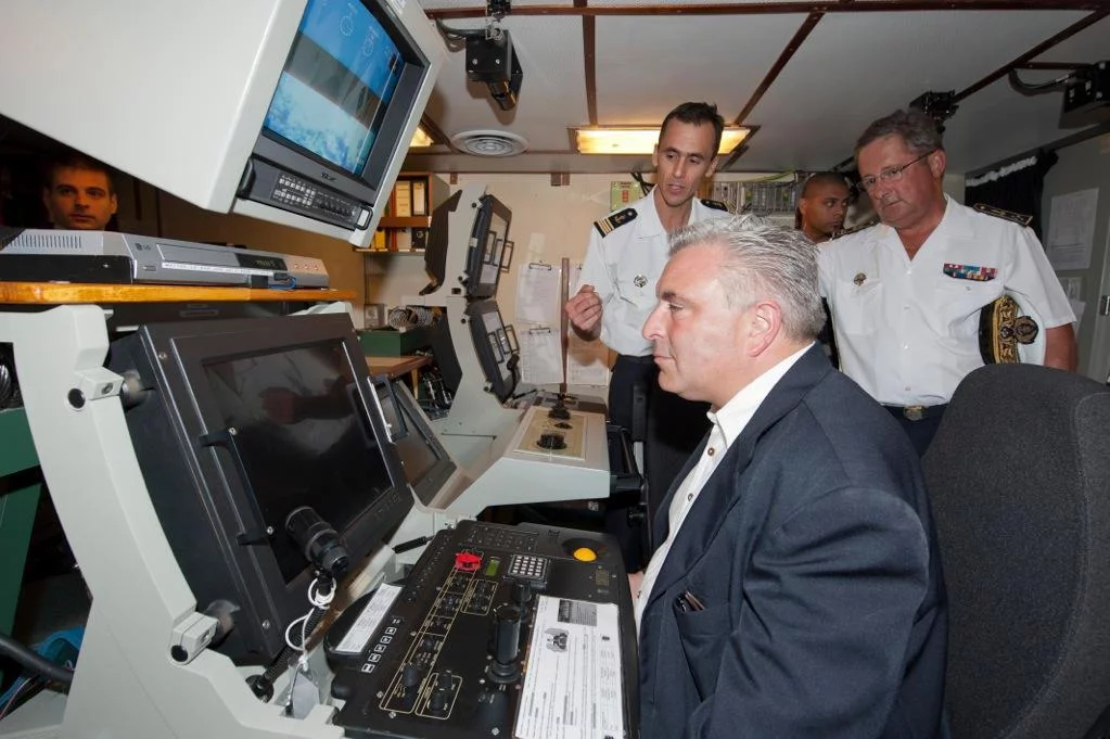 Le ministre délégué aux transports, à la mer et à la pêche à bord du chasseur de mines Capricorne