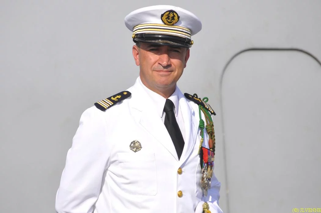 Le CF Eugène, commandant quittant