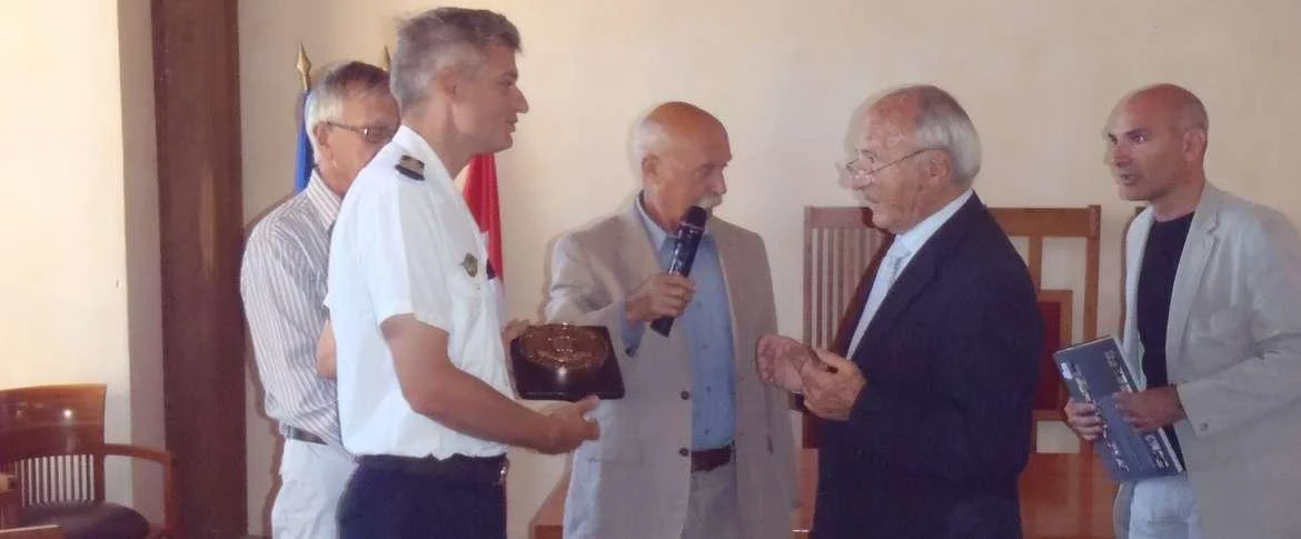 Visite d'une délégation du Chevalier Paul à la mairie de Saint-Tropez