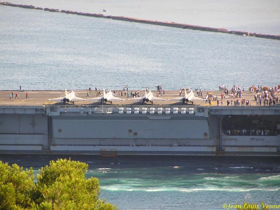 La sortie des familles du Charles de Gaulle