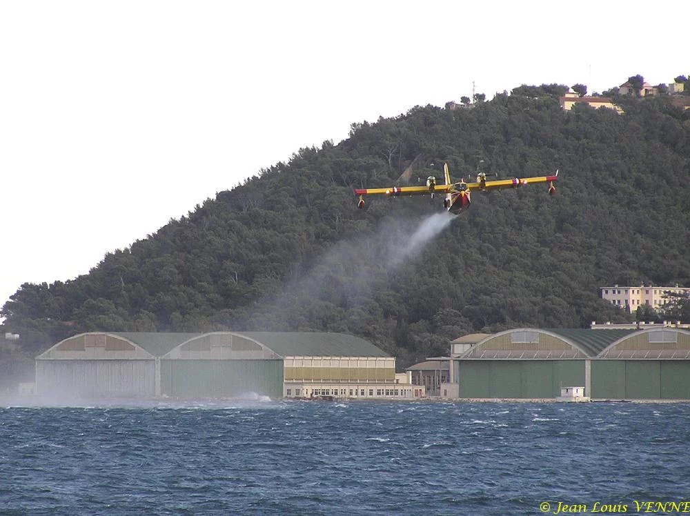 Les Canadairs interviennent au-dessus de Saint Mandrier