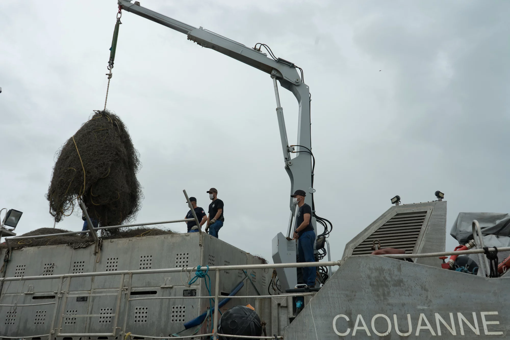 L’embarcation remonte filet Caouanne débarque une partie des filets saisis