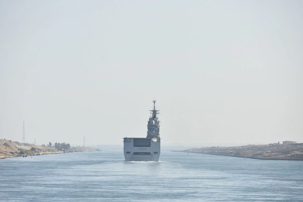 Le porte-hélicoptères Mistral franchit le canal de Suez