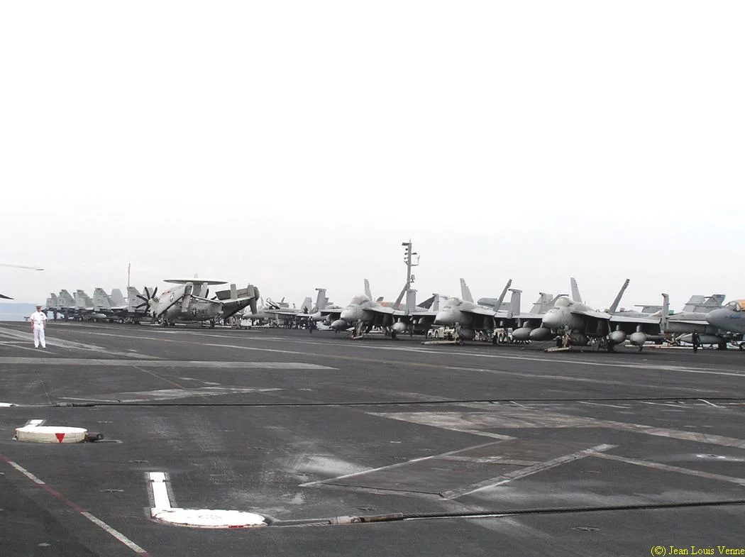 Sur le pont d'envol du porte-avions USS Truman