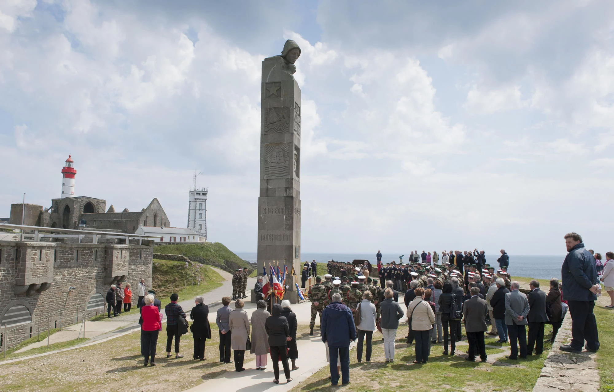 Cérémonie d’hommage à quatre commandos marine à la pointe Saint Mathieu