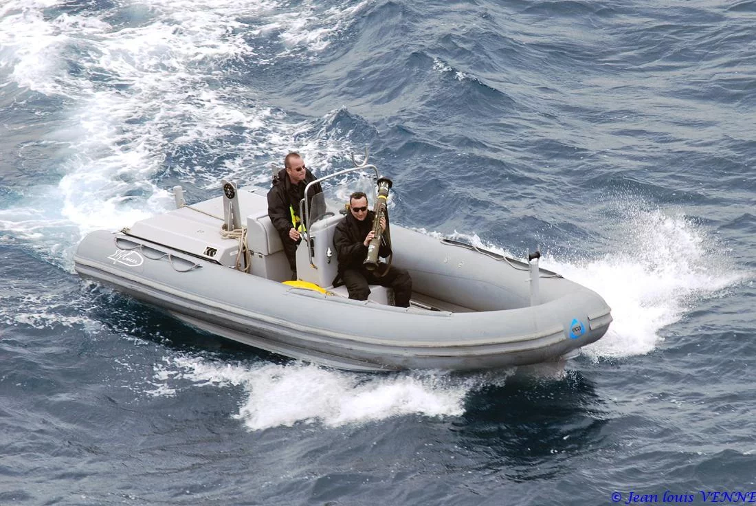 Une embarcation rapide suspecte simule une attaque terroriste