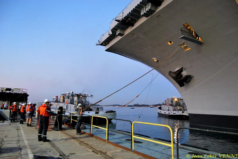 Le Charles de Gaulle sort du bassin