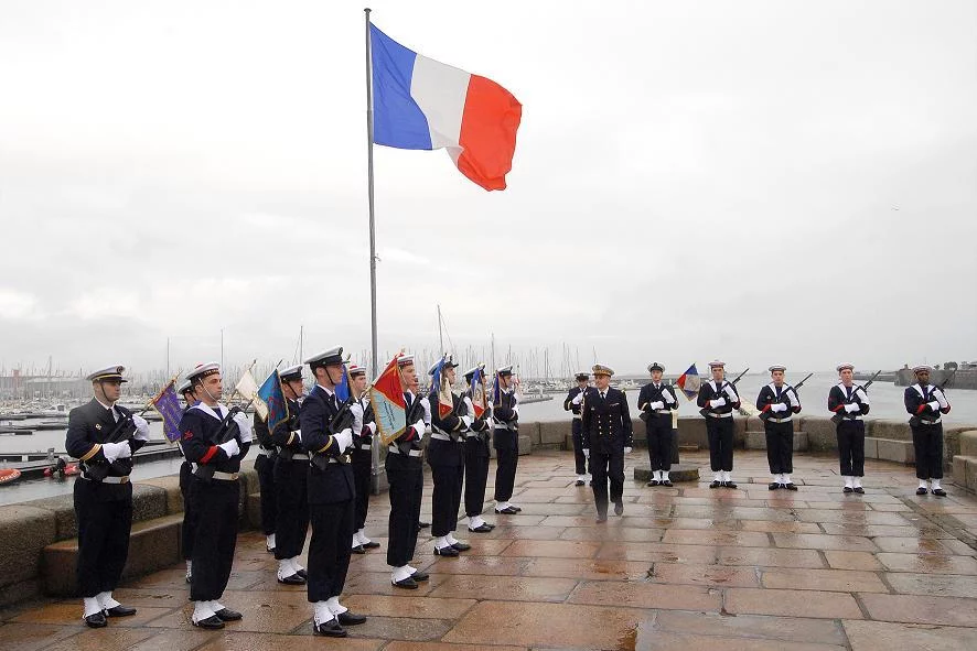 Cérémonie au monument Surcouf