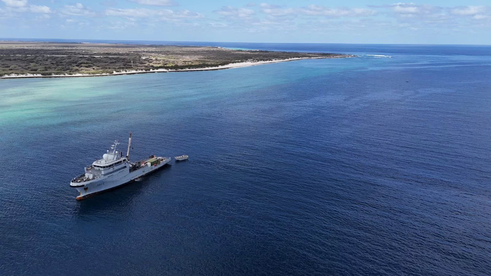 Le BSAOM Champlain au large des îles Eparses