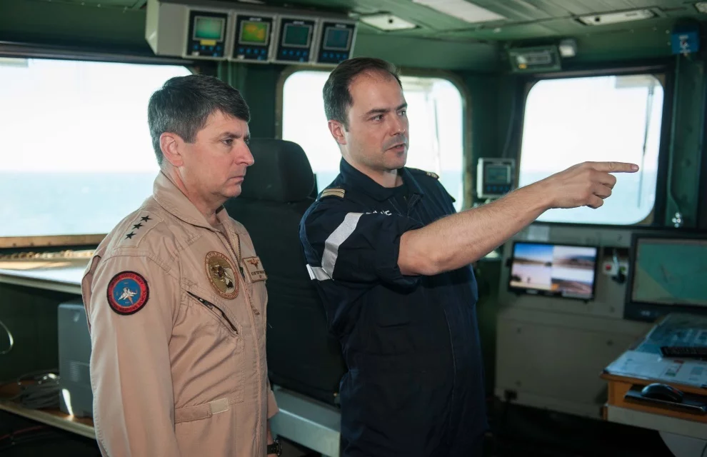 Le Charles de Gaulle reçoit le commandant de USNAVCENT