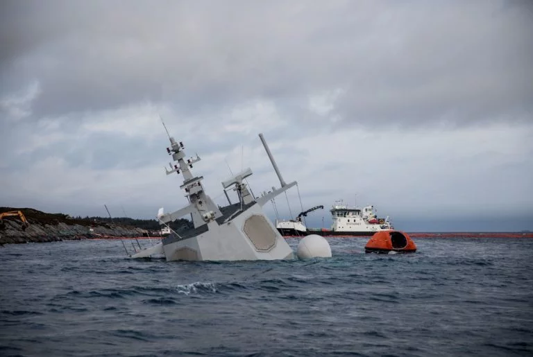 La frégate norvégienne HNoMS Helge Ingstad a presque entièrement disparue sous l'eau