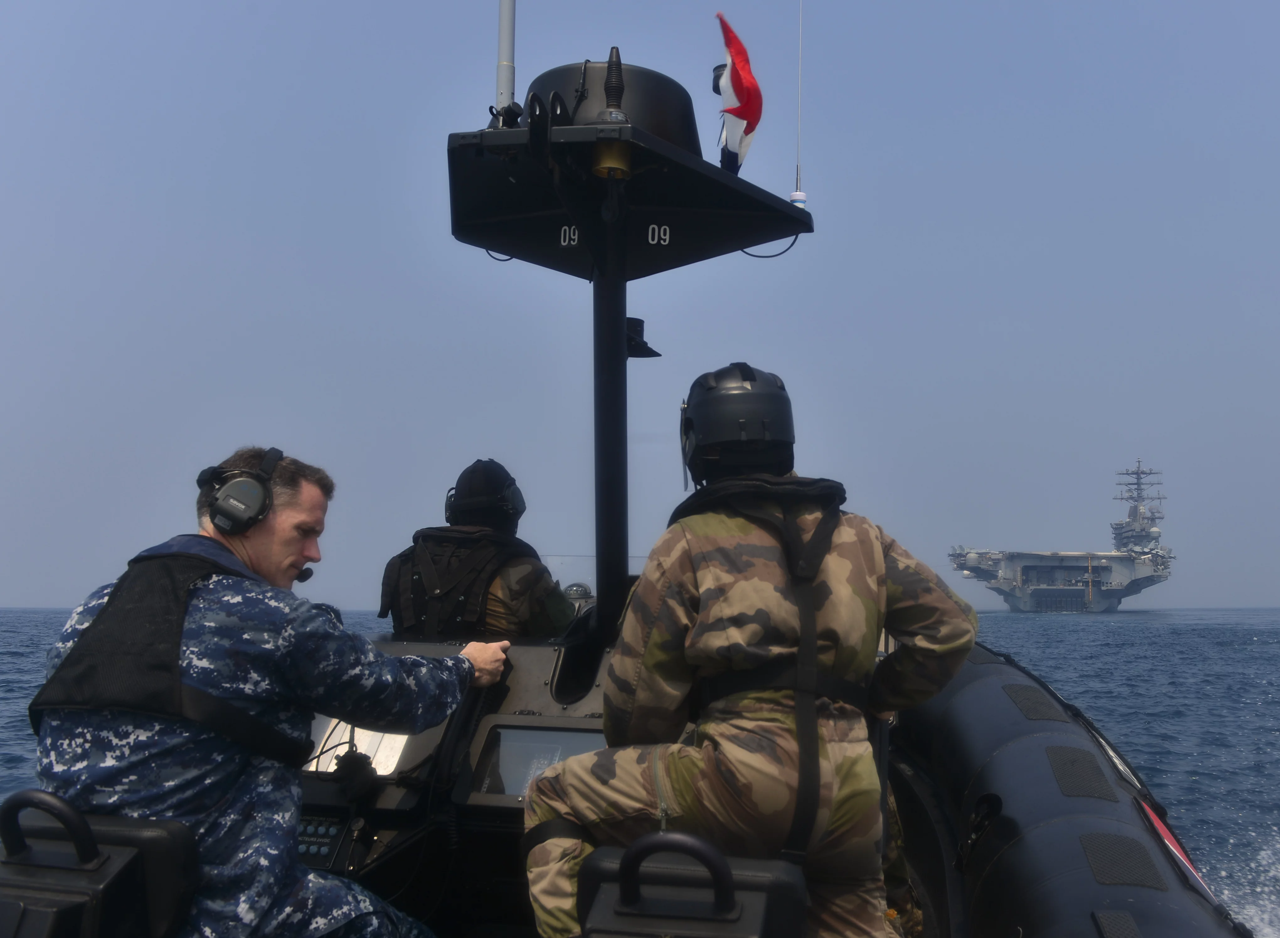 Le commandant du Carrier Strike Group 11 rejoint le porte-avions Nimitz à bord d'une embarcation de l’Auvergne
