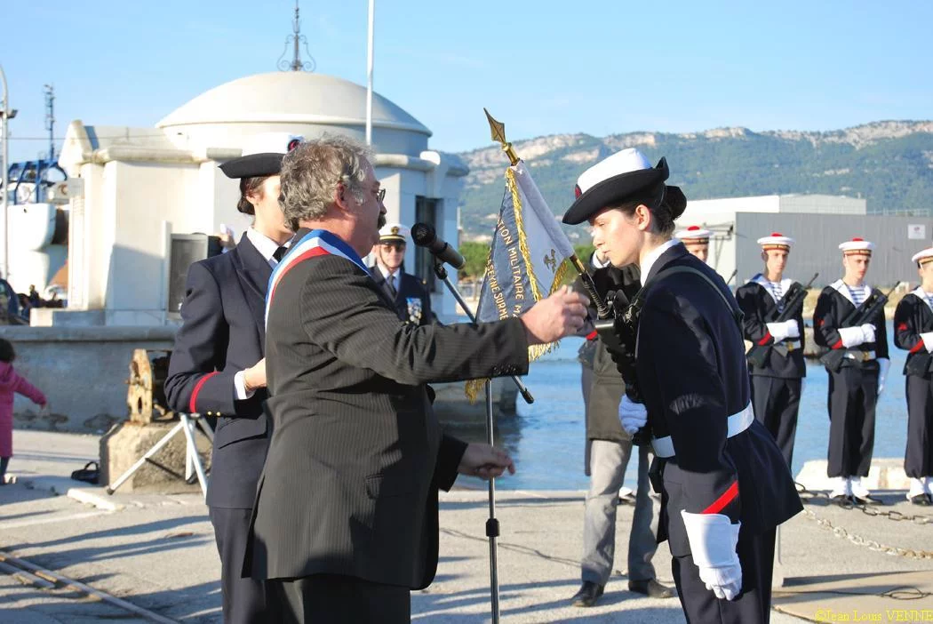 M. le maire remet son fanion à la PMM