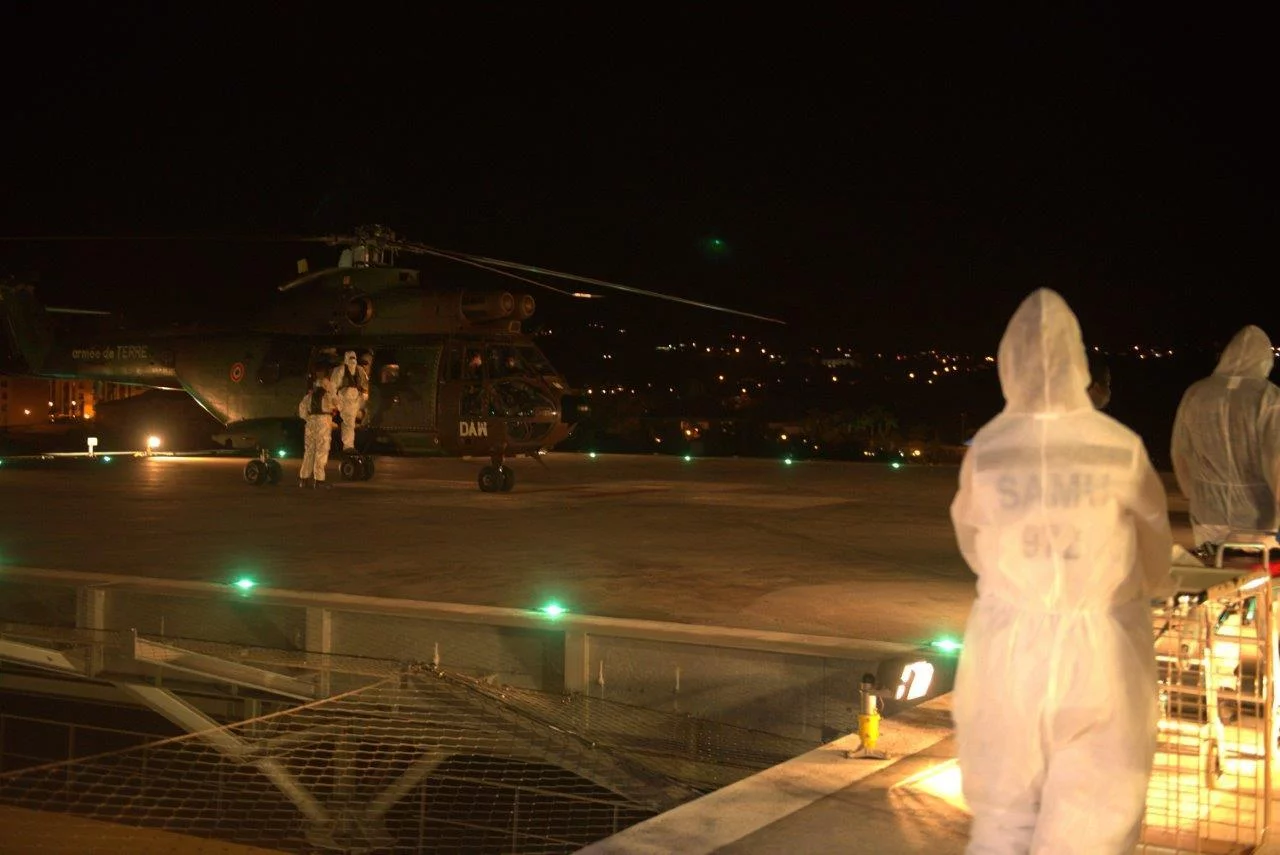 Un hélicoptère Puma sur le pont du Dixmude