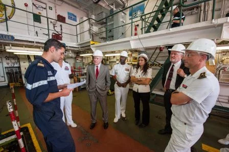 Le Secrétaire à la Marine américaine visite le Prairial
