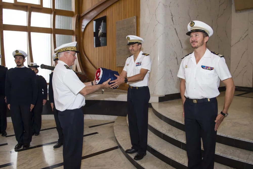 L'amiral commandant l'Ecole Navale remet au commandant du « Groupe Jeanne d’Arc » la traditionnelle flamme de guerre du porte-hélicoptères « Jeanne d’Arc »
