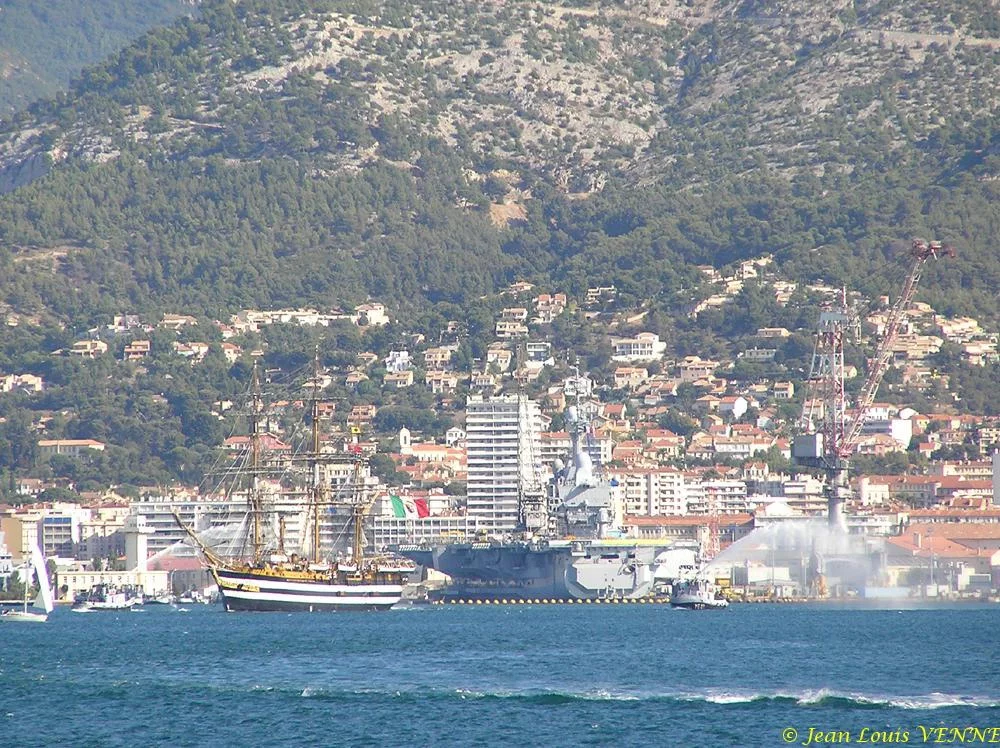 L’Amerigo Vespucci quitte Toulon