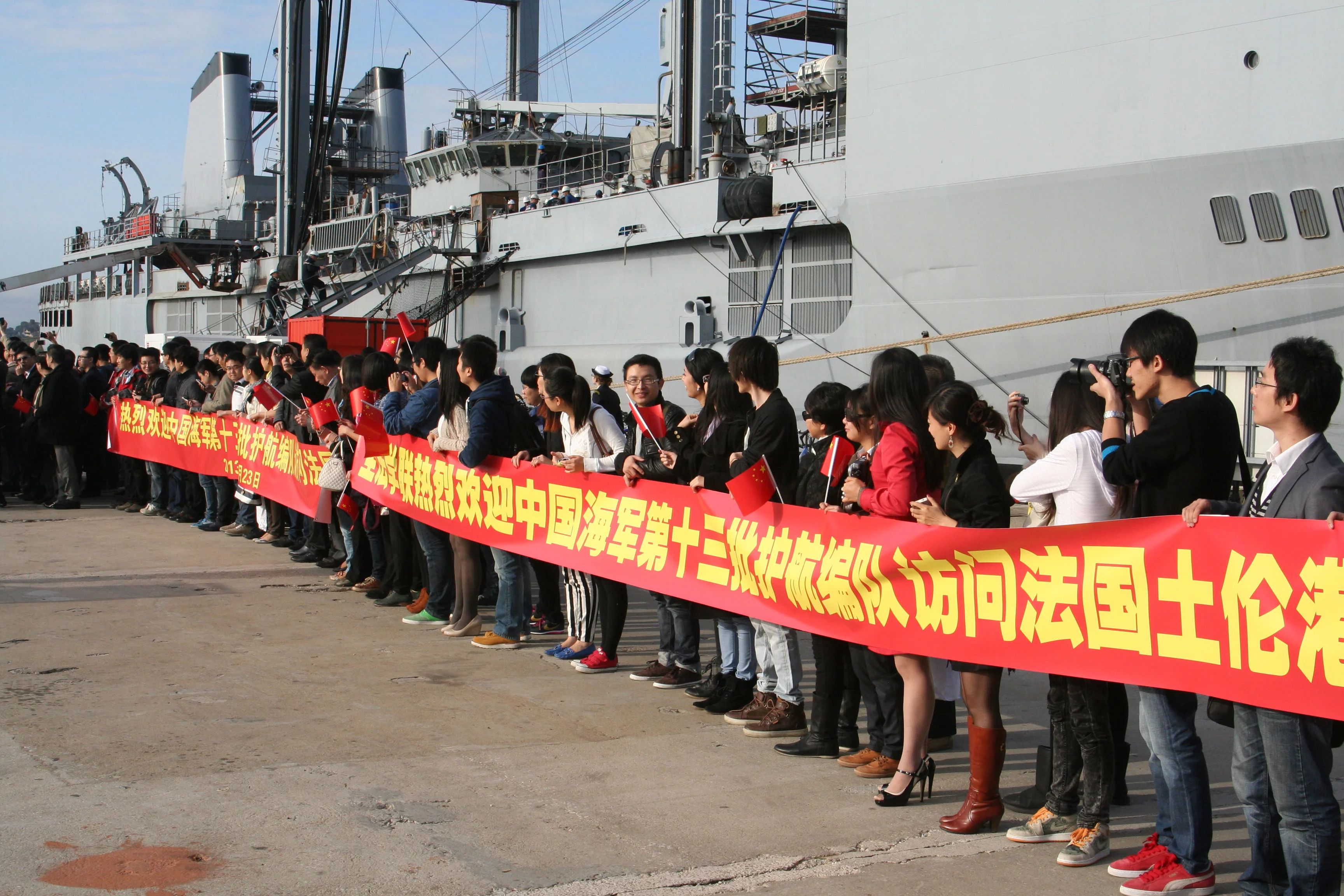 La communauté chinoise venue accueillir les bâtiments chinois