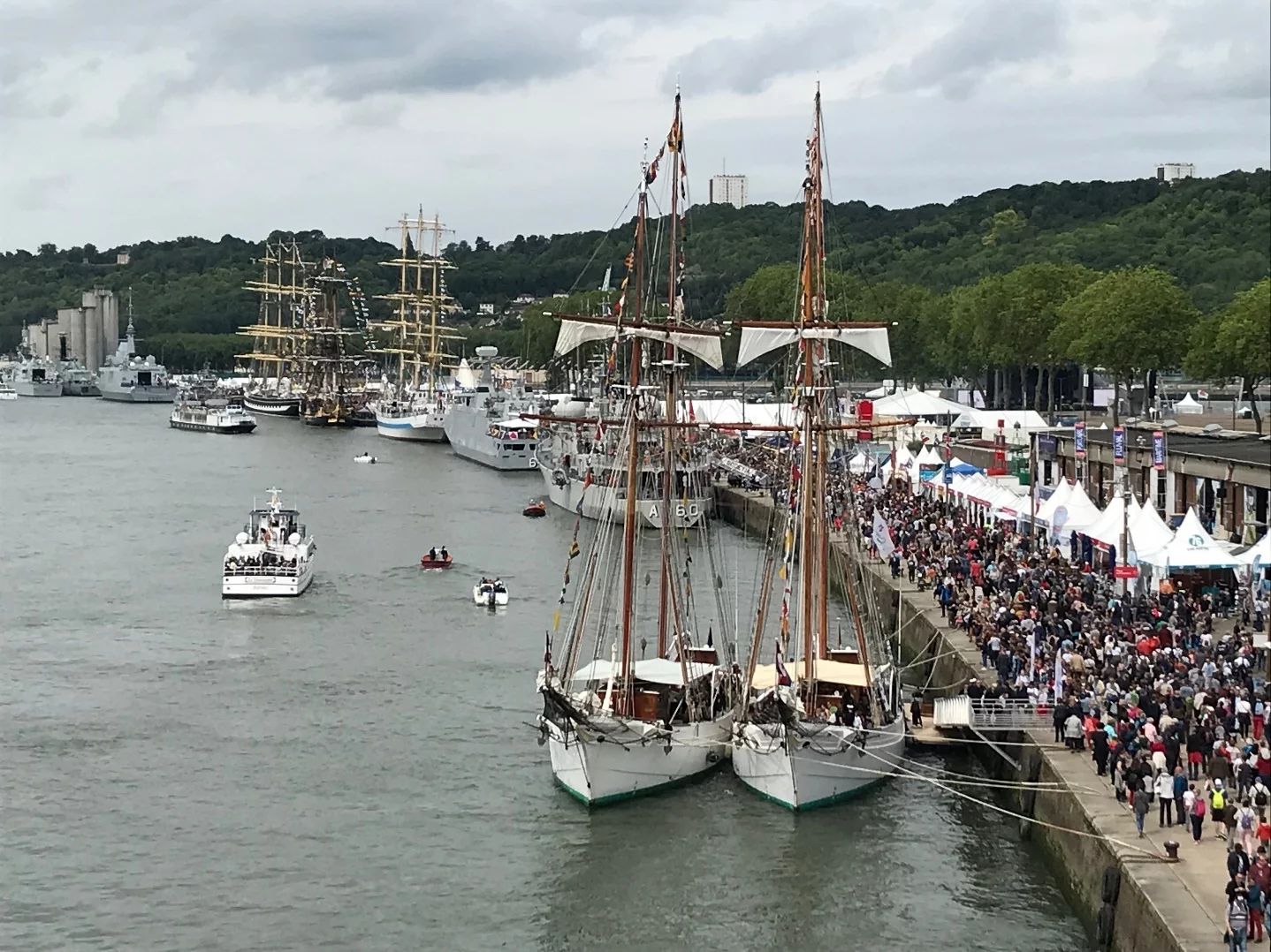 Les goélettes Belle-Poule et Etoile dans le port de Rouen