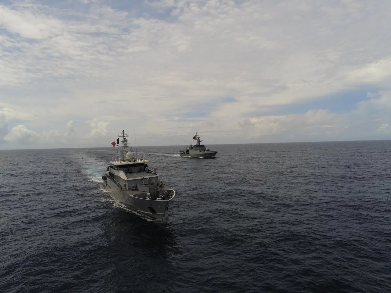 Le patrouilleur Antilles-Guyane (PAG) La Combattante et le patrouilleur colombie Victoria