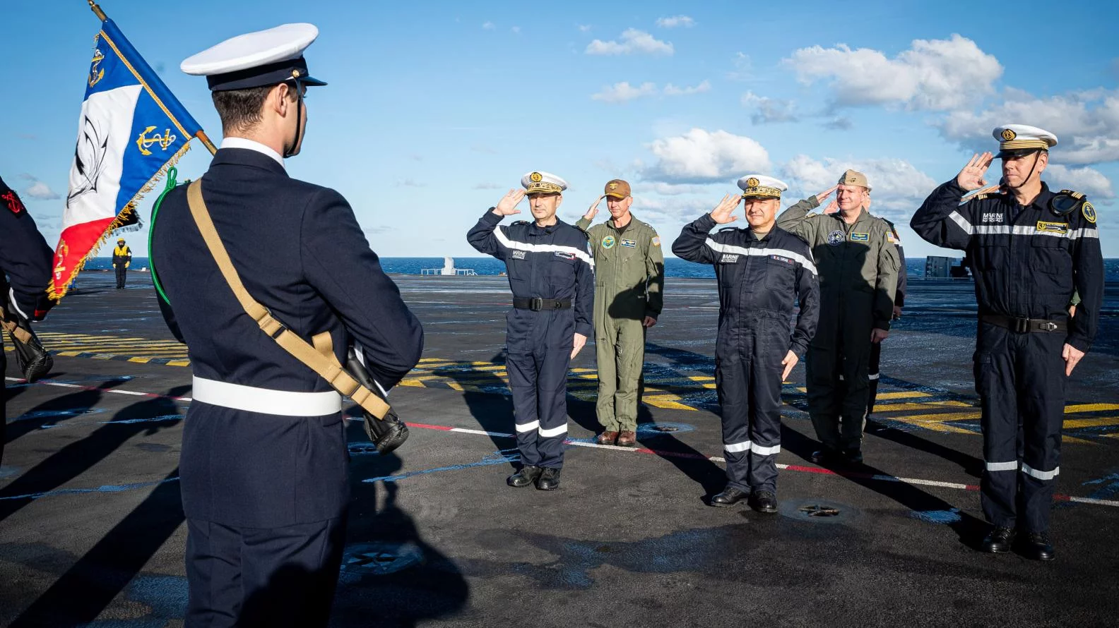 Cérémonie d'accueil des autorités à bord du Charles de Gaulle