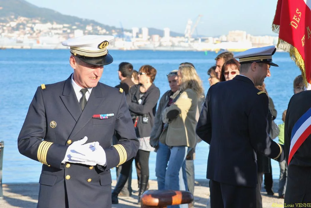 Les autorités saluent les porte-drapeaux