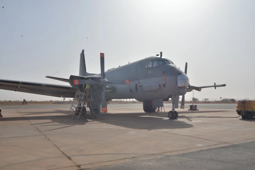 Un avion de patrouille maritime ATLANTIQUE 2 sur la base aérienne projetée de Niamey