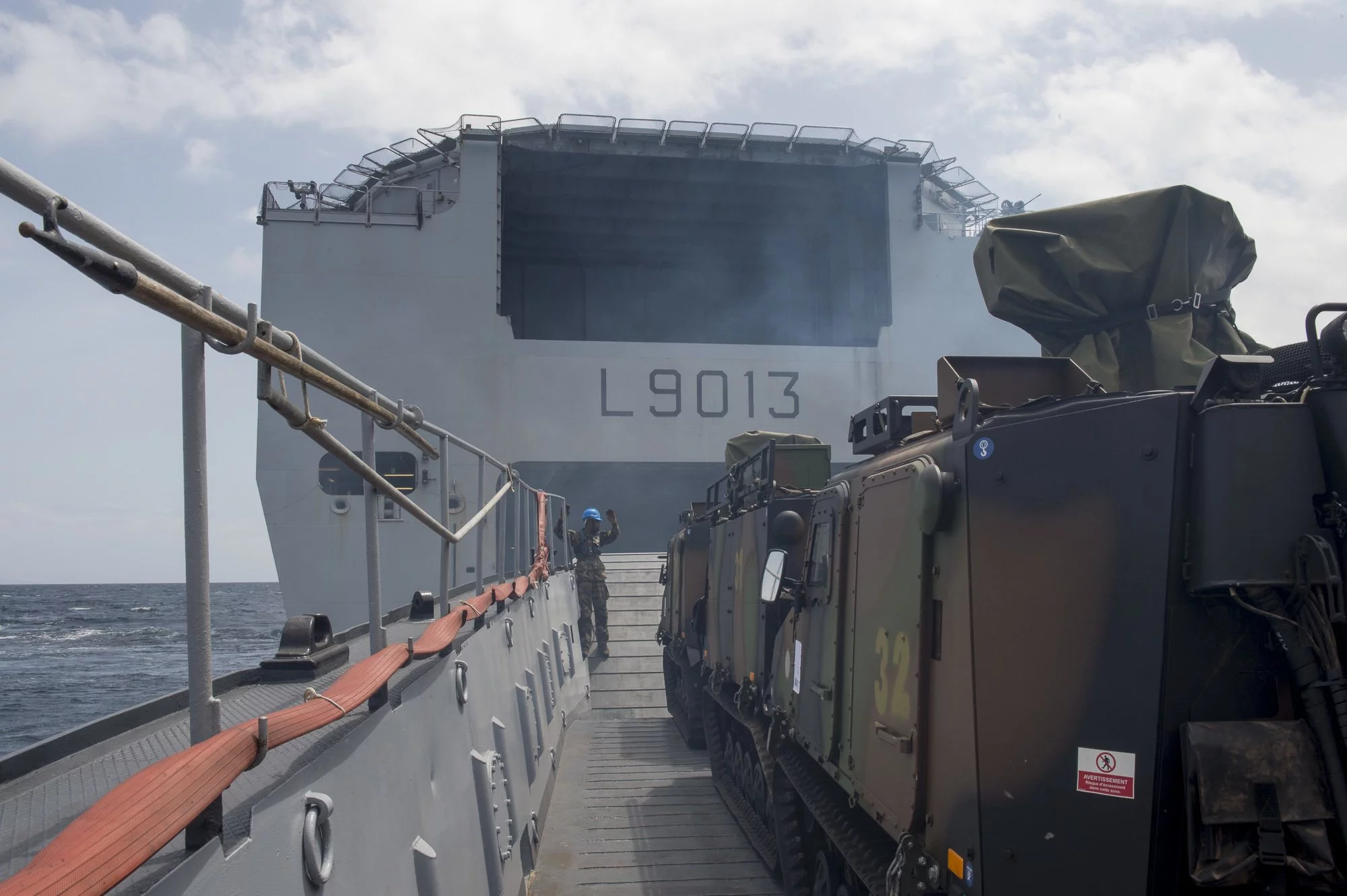 Un engin de débarquement quitte le radier du BPC Mistral