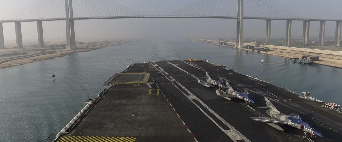 Le porte-avions Charles de Gaulle emprunte le canal de Suez