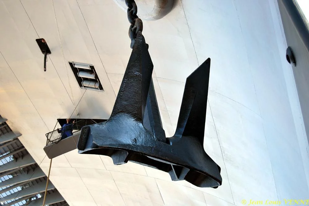 Le Charles de Gaulle ré-embarque ses lignes de mouillage