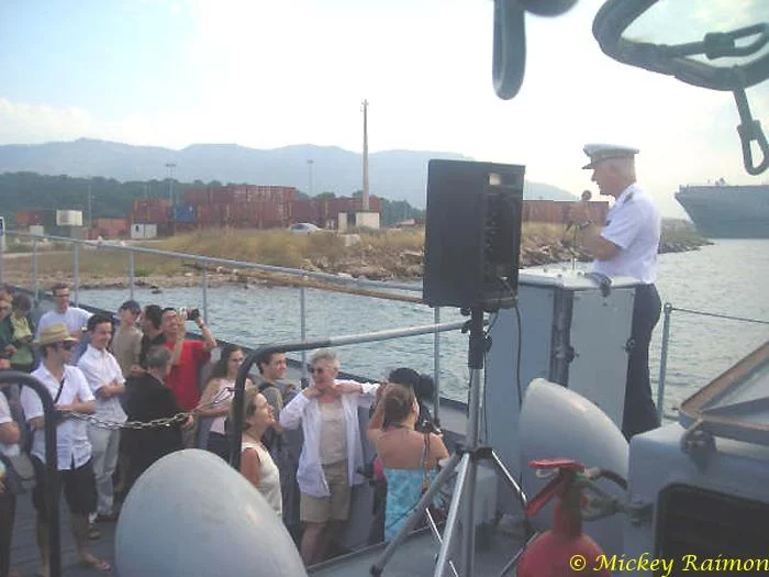L’amiral commandant la FAN visite la rade de Toulon à bord d’un navire de débarquement
