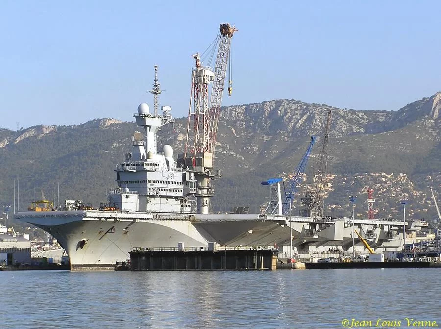Entrée du Charles de Gaulle au bassin