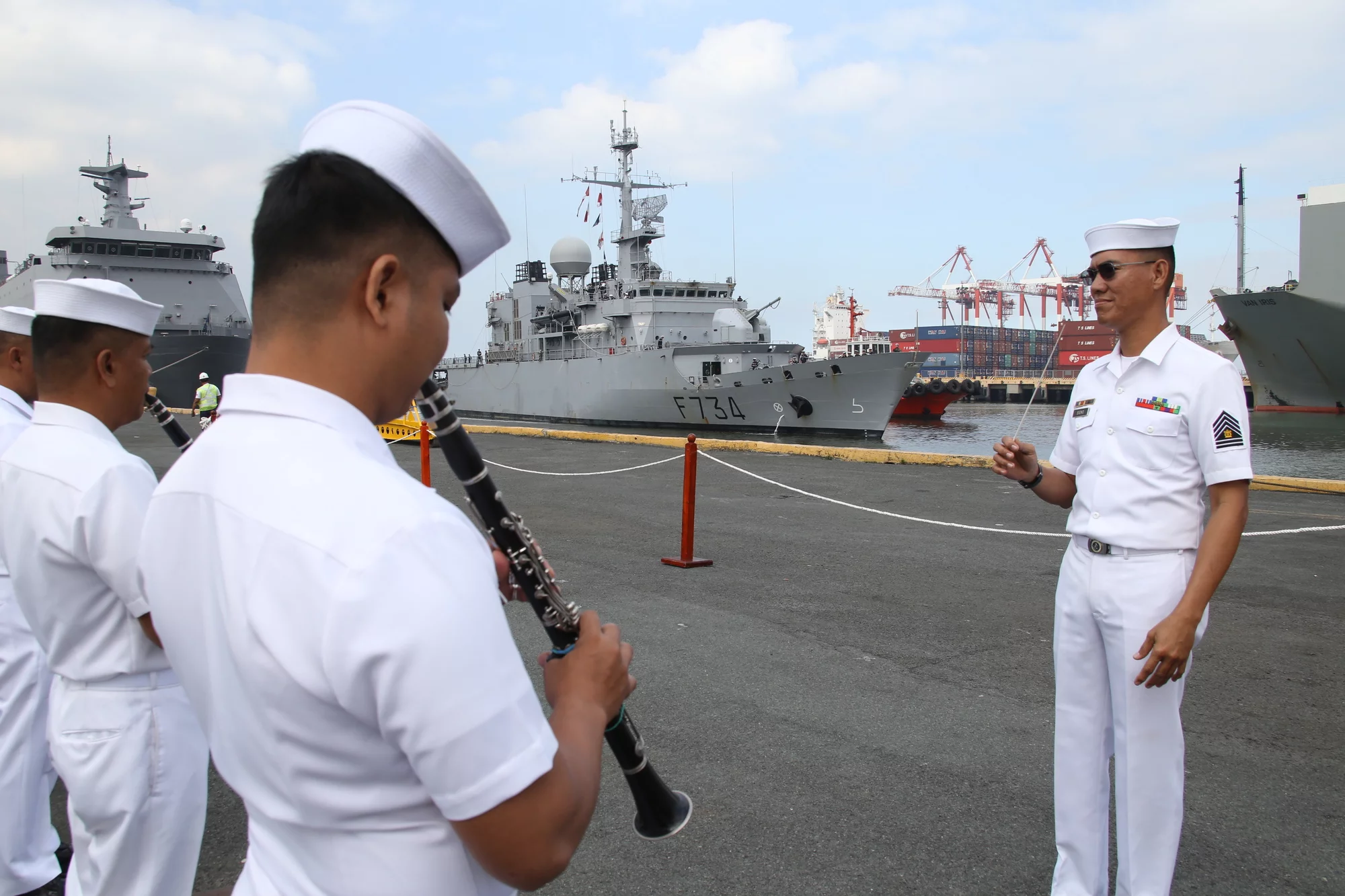 La frégate Vendémiaire accueillie en musique à Manille