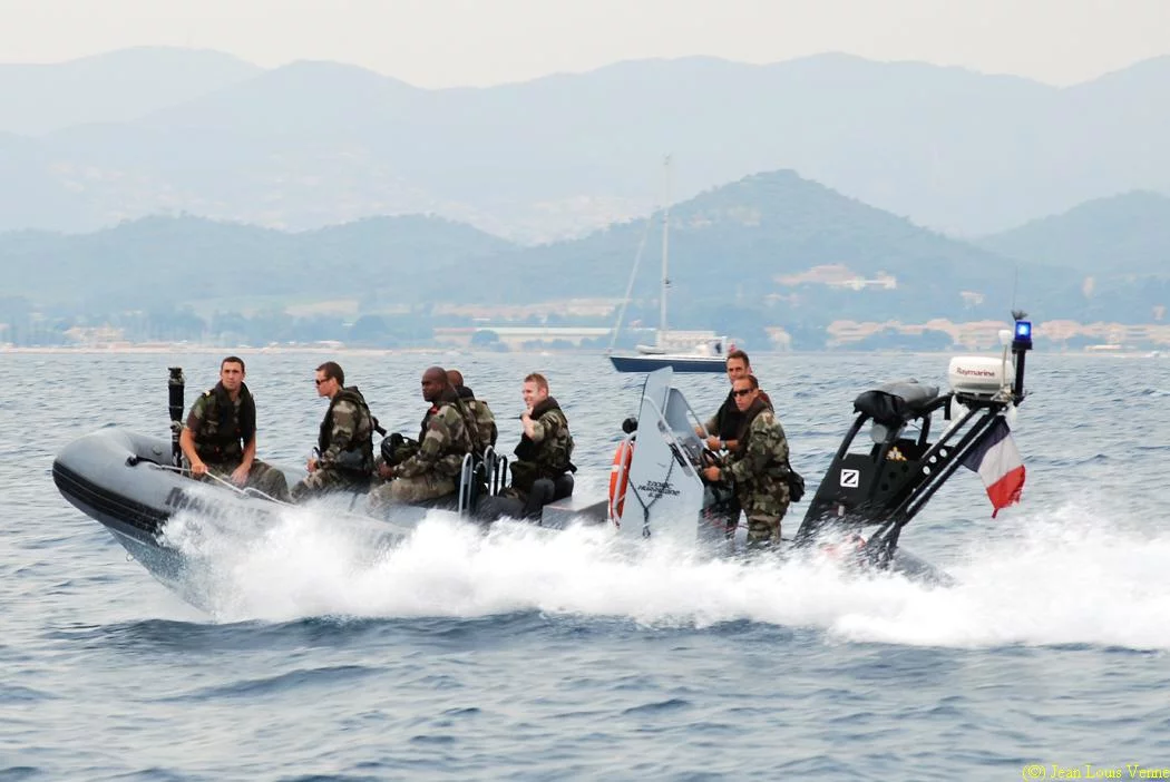 Une embarcation rapide assurant la police du plan d'eau