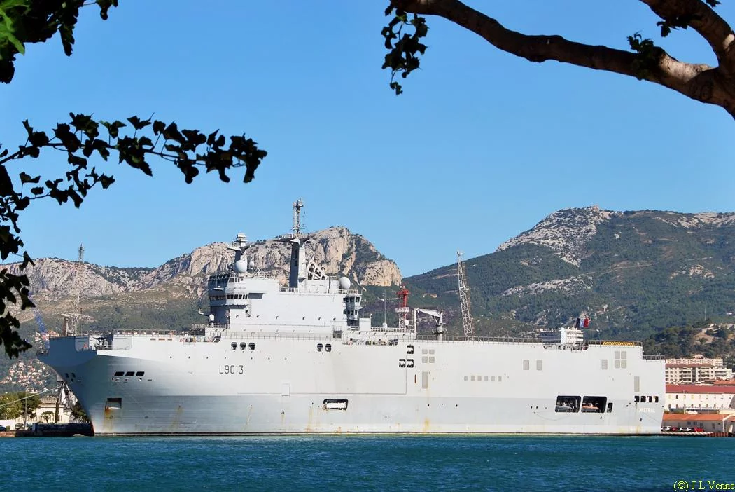 Le BPC Mistral au quai d'honneur de la base navale de Toulon