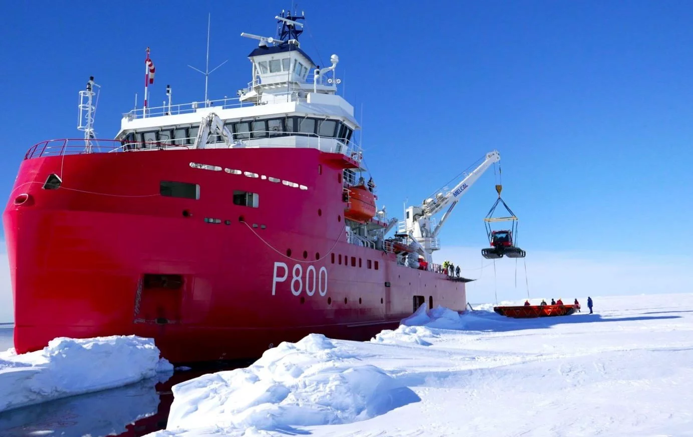 Le patrouilleur polaire l’Astrolabe débarque son chargement sur la banquise