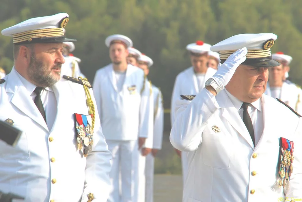 Le CV Jubelin passe l'équipage en revue