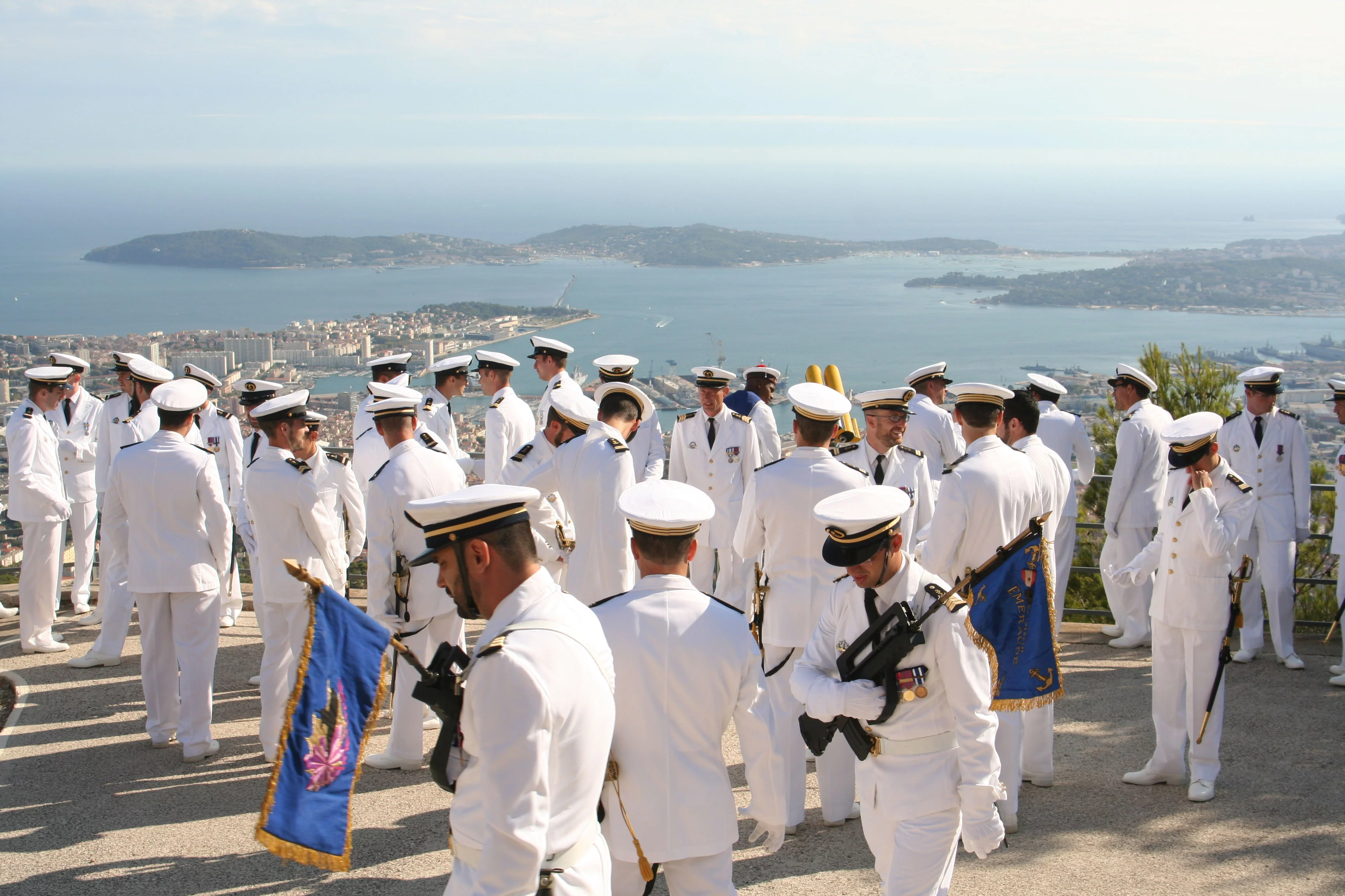 L'équipage rassemblé devant la rade de Toulon
