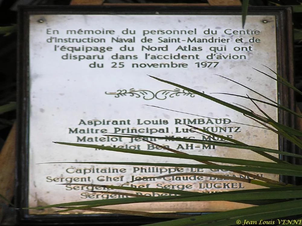 La stèle en mémoire du personnel du CIN et de l'équipage de l'avion