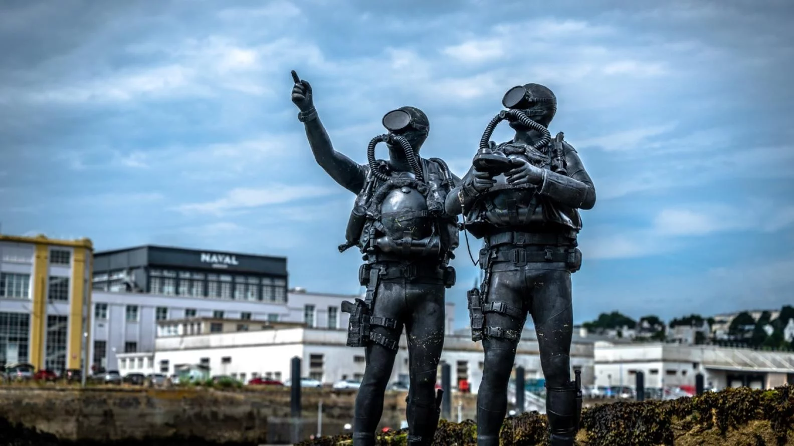 La stèle du mémorial à la mémoire des nageurs de combat disparus en mer